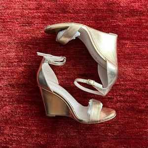EUC Madden Girl “Willow” rose gold wedges - size 8.5
